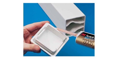 Applicazione dell'adesivo acrilico a basso odore 3M™ Scotch-Weld™ DP8805NS su un oggetto

