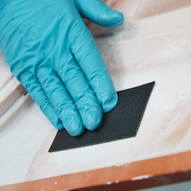 Applicazione della patch sul lato posteriore del paraurti danneggiato