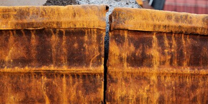 L'adesione al ferro arrugginito può risultare difficile; la preparazione delle superfici può influire sull'efficacia dell'adesivo.
