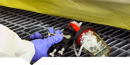 Tecnico che utilizza la pistola 3M Accuspray per applicare il rivestimento protettivo

