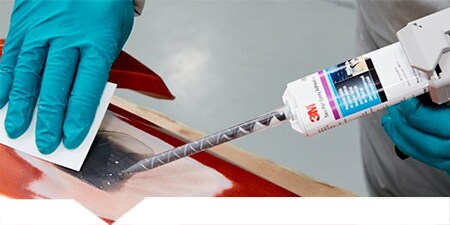 Paraurti in plastica in riparazione
