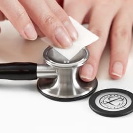 Corretta pulizia della campana aperta di uno stetoscopio Littmann con una salvietta imbevuta di alcool.
