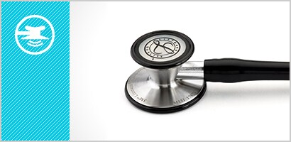 Primo piano della testina di uno stetoscopio 3M Littmann Cardiology III insieme all'immagine di una membrana fluttuante in bianco su sfondo azzurro.

