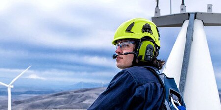 uomo che indossa un elmetto di sicurezza su una turbina eolica
