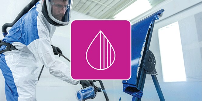 Tecnico verniciatore che spruzza una parte del veicolo con un’icona illustrativa a forma di goccia di vernice sovrapposta all’immagine
