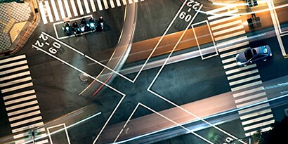 Raccordo trafficato di notte dall'alto
