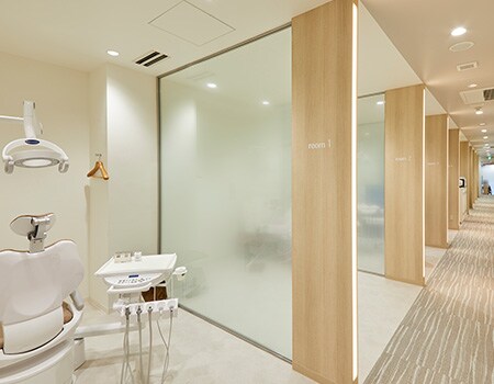 Studio dentistico con finestre e pareti in legno ristrutturate con vetro e finiture 3M.
