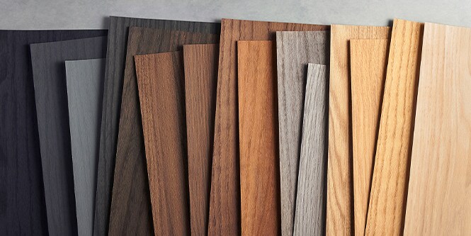 Campioni di venature del legno 3M DINOC dalle tonalità del nero a quelle del legno chiaro.
