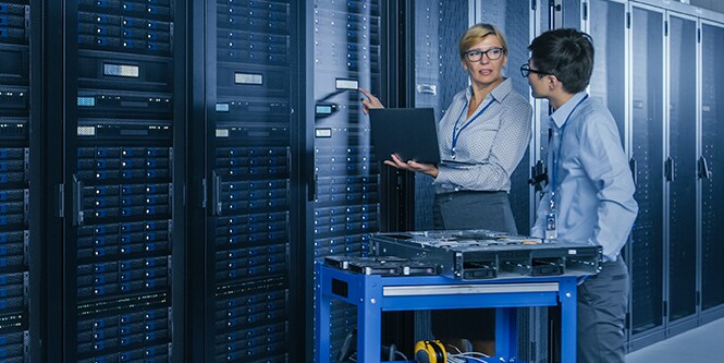 Una donna e un uomo che lavorano in un data center.
