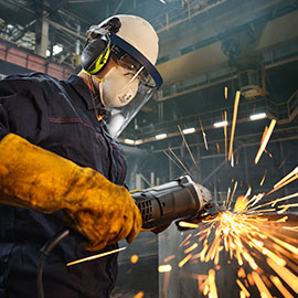 lavoratore che esegue la molatura di metallo con scintille