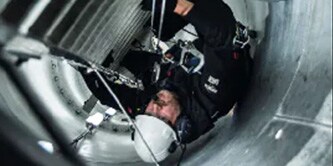 Uomo che lavora in un ambiente confinato
