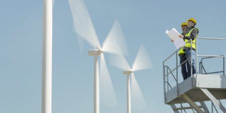 lavoratori davanti al generatore eolico
