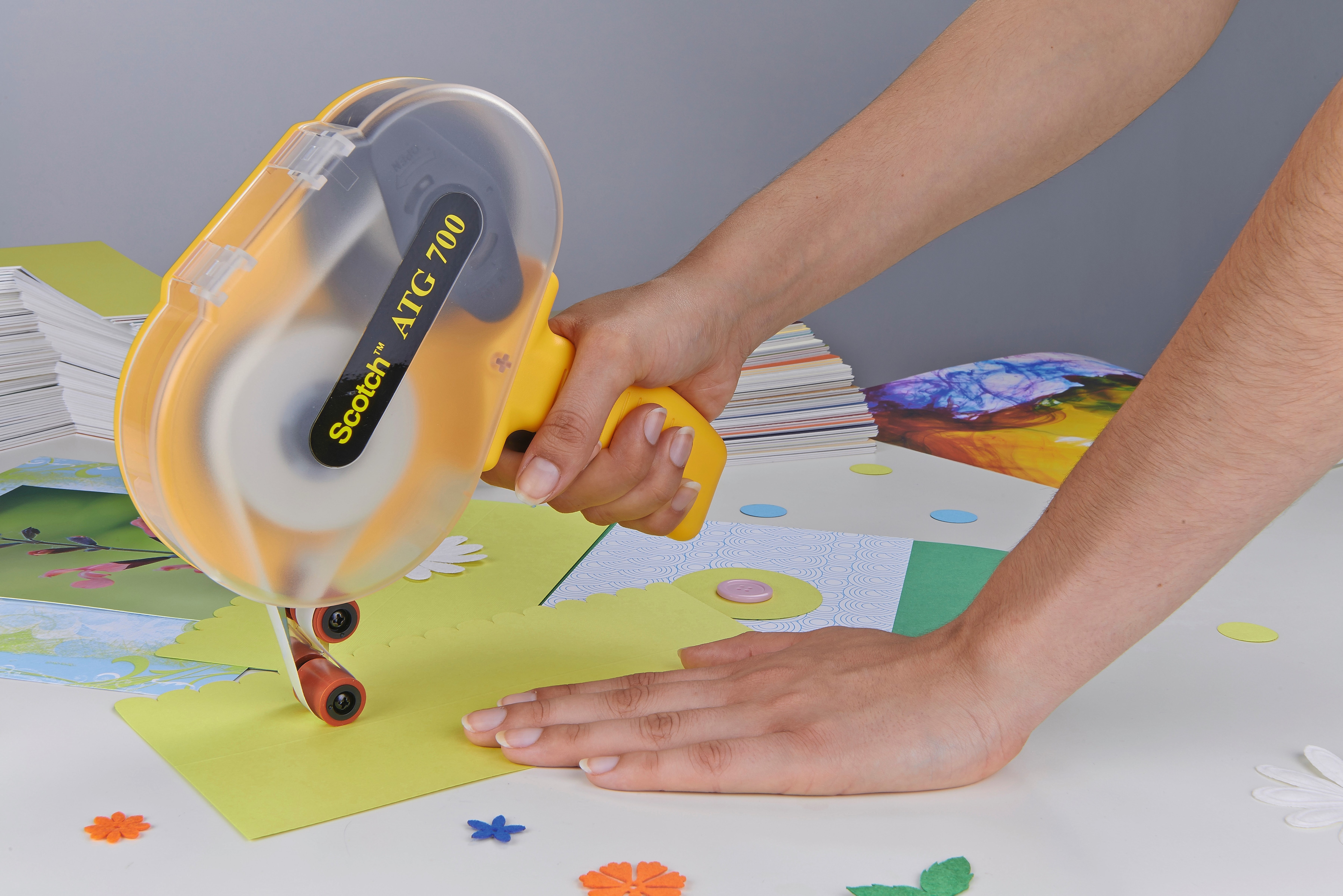 Complete multiple jobs without reloading. Tape is easy to break oﬀ and liner is removed automatically.