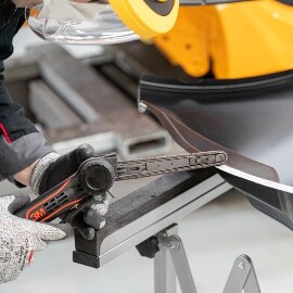 Tecnico che prepara il pannello per la sostituzione