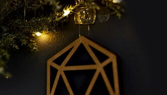 Appendimento di decorazioni natalizie a parete con il gancio trasparente Command™
