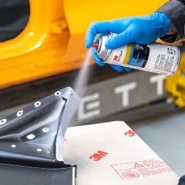 Tecnico che prepara il pannello spruzzandovi innanzitutto la protezione contro la corrosione