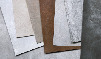 Vari laminati adesivi con aspetto e sensazione al tatto che richiamano cemento e stucco

