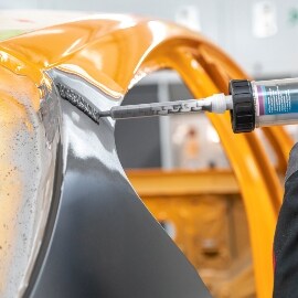 Applicazione dello stucco per giunzioni saldate