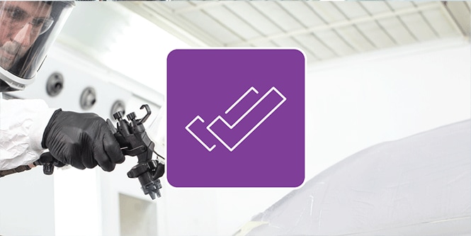 Tecnico verniciatore che spruzza vernice su un’auto con icone illustrative di segni di spunta sovrapposte all’immagine
