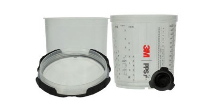 Sistema di chiusura del coperchio e tazze su sfondo bianco 
