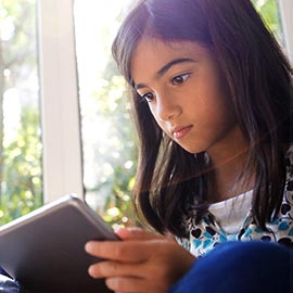 Studente che legge su un iPad
