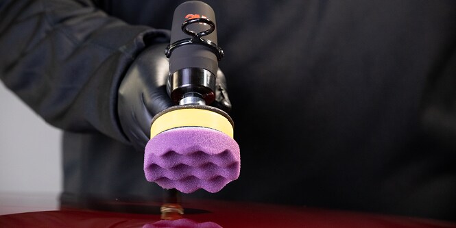 Lucidatrice 3M che esegue l'intervento di verniciatura
