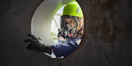 Lavoratore in un ambiente confinato con DPI
