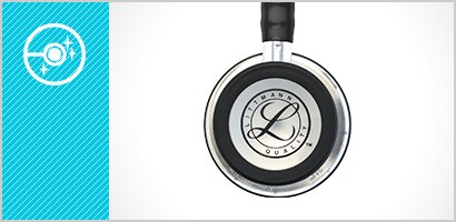 Lato pediatrico della testina di uno stetoscopio 3M Littmann Classic III, insieme all'immagine di una testina pulita luccicante in bianco su sfondo azzurro.
