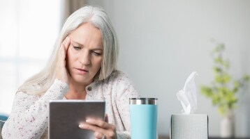 Immagine di un paziente al computer/ipad
