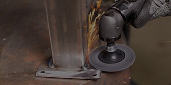 Immagine di dischi condiz. superf. Scotch-Brite™ Precision oper. pes. in uso
