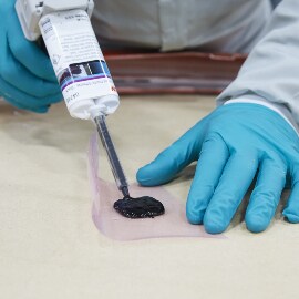 Applicazione dell'adesivo per plastiche con una pistola manuale