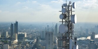 torre dell'antenna che si staglia sullo sfondo azzurro del cielo
