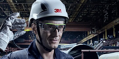 Immagine che mostra un lavoratore che indossa il tappi auricolari flessibili a fascia 3M™ E-A-R™ Flexible Fit
