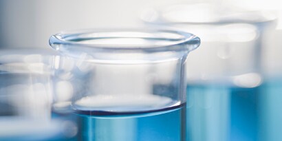 Campione di laboratorio blu in un bicchiere
