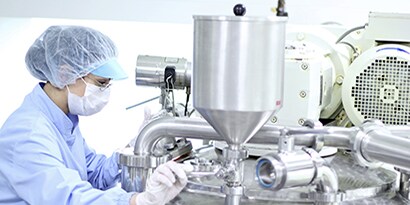 addetto di laboratorio che utilizza la tecnologia di filtrazione delle sostanze chimiche bulk
