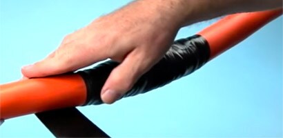 Un uomo applica il nastro nero 3M per riparare un involucro per cavo elettrico.
