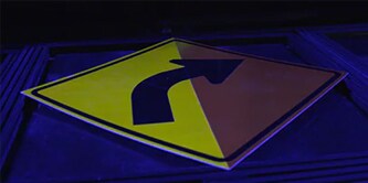 Segnale stradale giallo fluorescente
