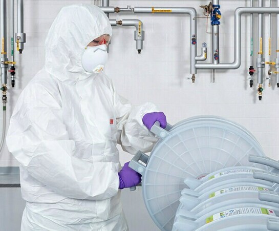 Individuo in abbigliamento protettivo che lavora con il nuovo 3M™ Harvest RC
