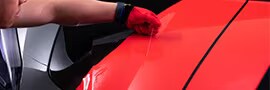 Immagine dettagliata di installatore car wrap che applica la pellicola con 3M™ Knifeless Tape.