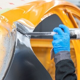 Applicazione dello stucco alla giunzione saldata