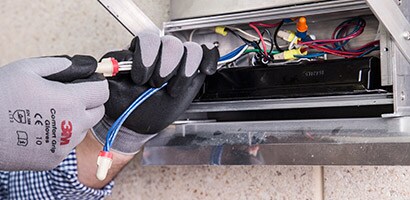 Un uomo posiziona fili elettrici con il nastro 3M.
