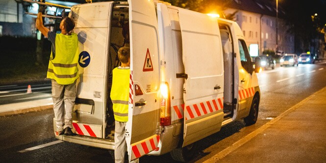 Furgone parcheggiato su un lato della strada con delle marcature di visibilità
