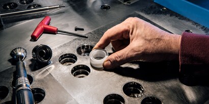 Prendere in considerazione qualsiasi tipo di agente di rilascio quando si scelgono adesivi per parti fabbricate in plastica.
