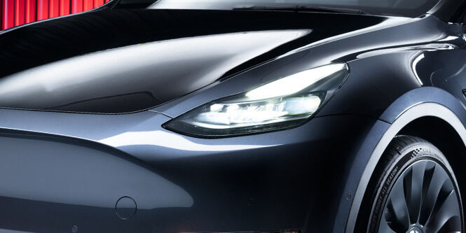Persona che applica pellicola paint protection film all'auto
