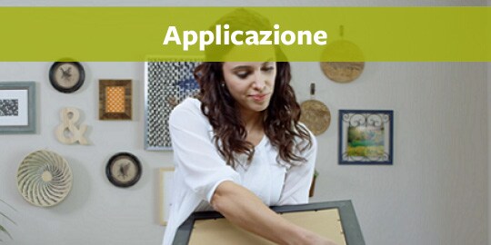 La donna sta applicando le strisce all'immagine
