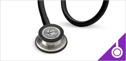 Stetoscopio 3M Littmann Classic III su sfondo bianco.
