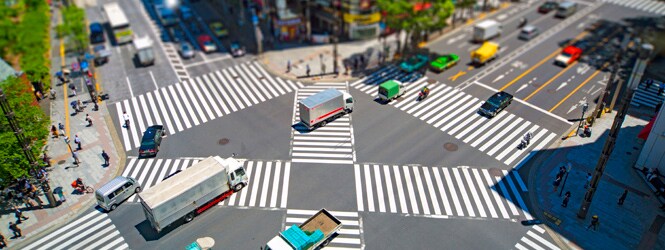 Fotografia aerea di un grande incrocio stradale in una città

