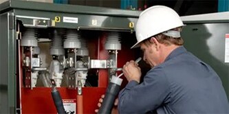 Un lavoratore utilizza la tecnologia 3M™ autoretraibile per le terminazioni di media tensione
