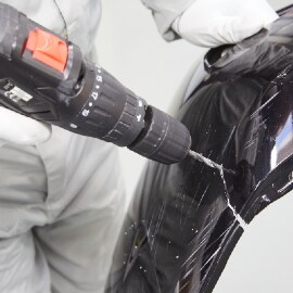 Praticare un foro nel paraurti di plastica