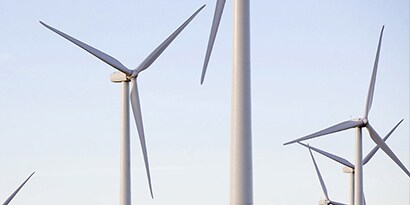 Vista aerea di linee elettriche in campagna
